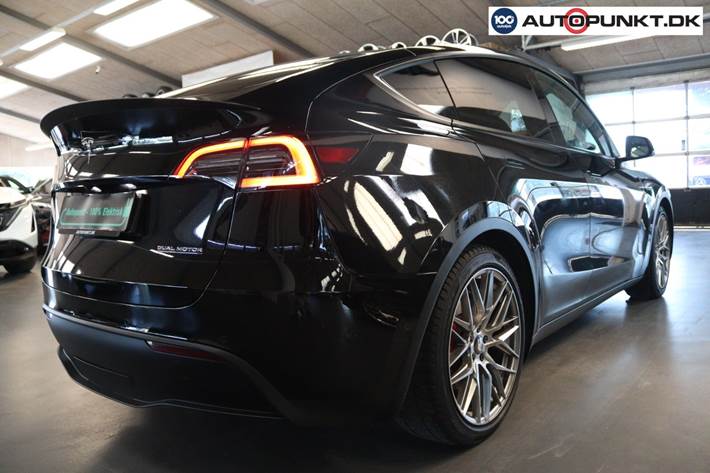 Sort Tesla Model Y fra 2022