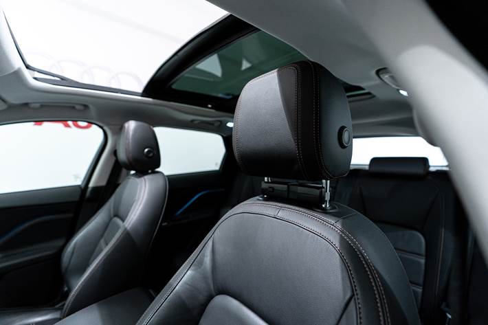 Sølv Jaguar F-Pace fra 2017