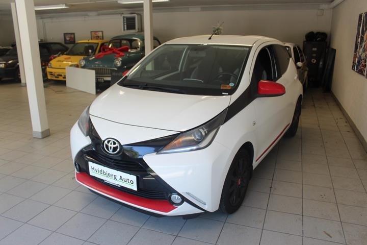Hvid Toyota Aygo fra 2015 set udefra