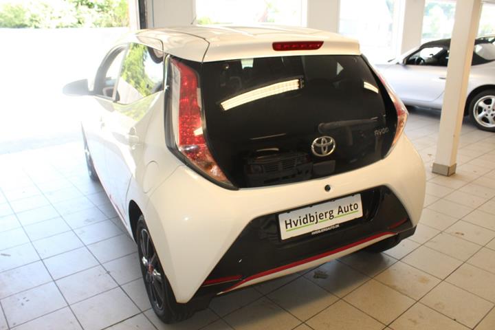 Hvid Toyota Aygo fra 2015