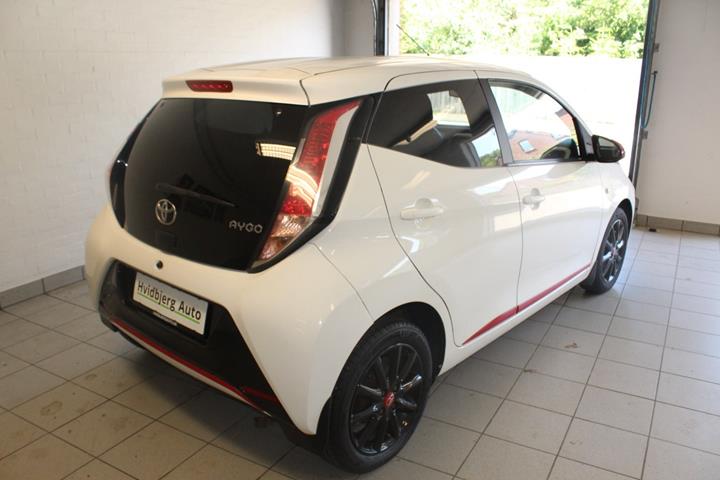 Hvid Toyota Aygo fra 2015
