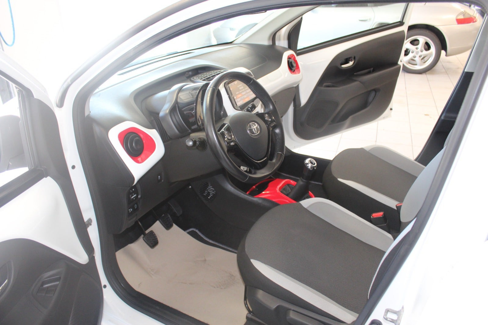 Hvid Toyota Aygo fra 2015