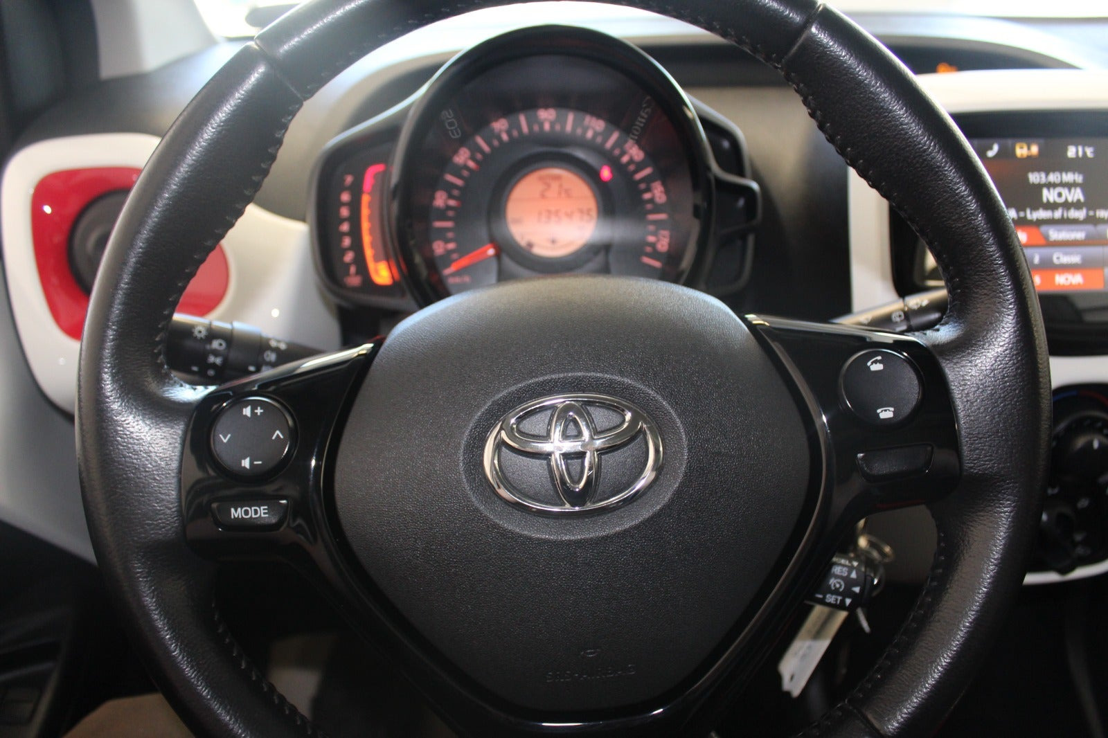 Hvid Toyota Aygo fra 2015
