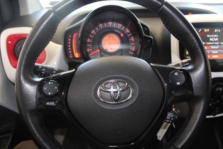 Hvid Toyota Aygo fra 2015