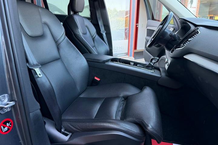 Grå Volvo XC90 fra 2017