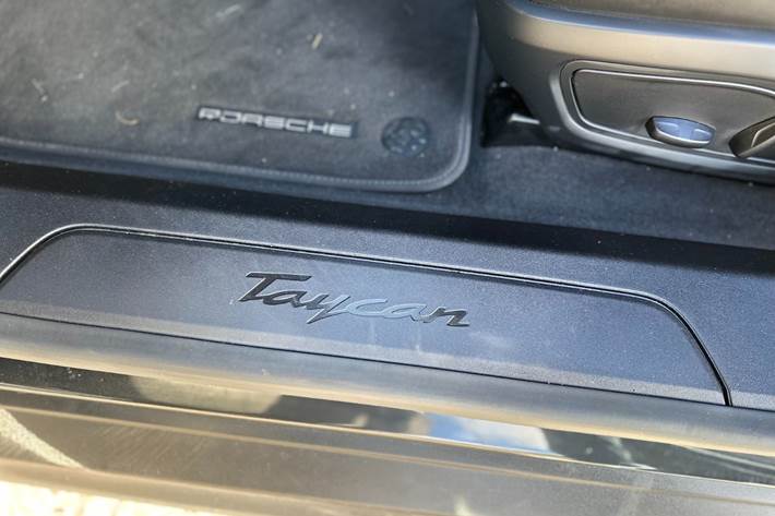 Sort Porsche Taycan fra 2023