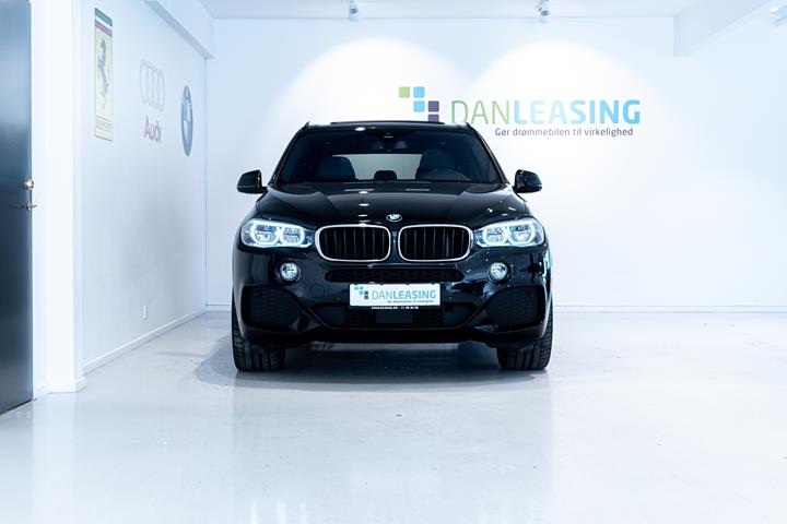 Sort BMW X 5 fra 2018 set udefra