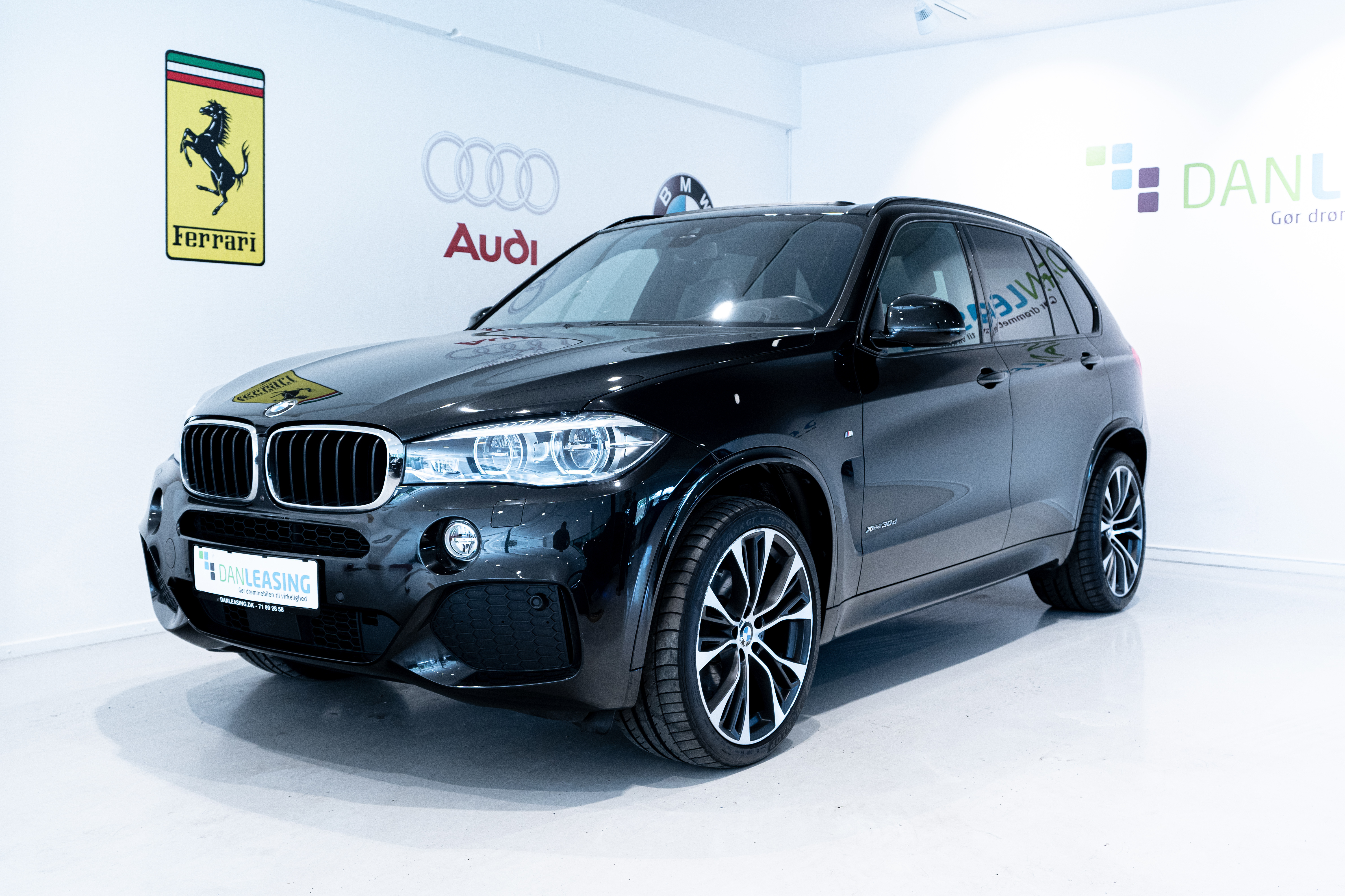 Sort BMW X 5 fra 2018 set udefra