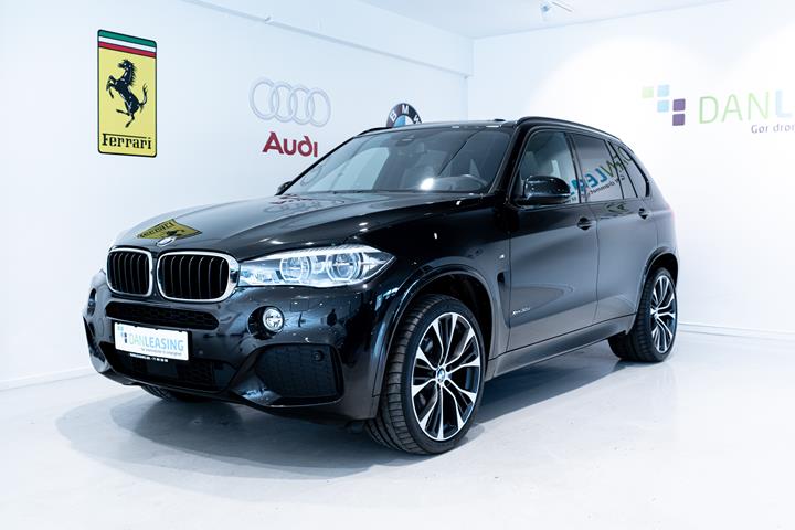 Sort BMW X 5 fra 2018 set udefra