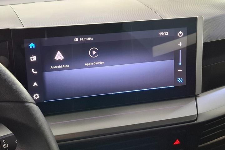Sølv Opel Frontera fra 2025