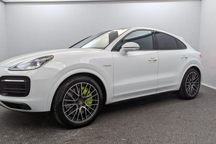Hvid Porsche Cayenne fra 2020 set udefra