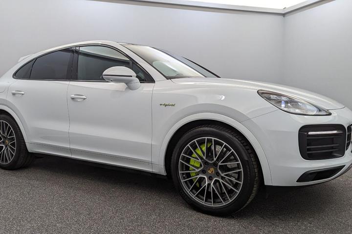 Hvid Porsche Cayenne fra 2020