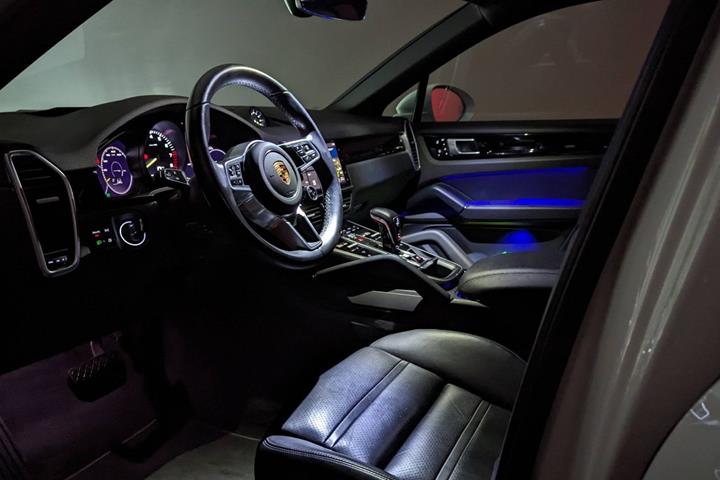 Hvid Porsche Cayenne fra 2020