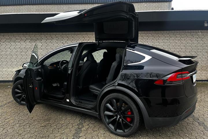 Sort Tesla Model X fra 2020