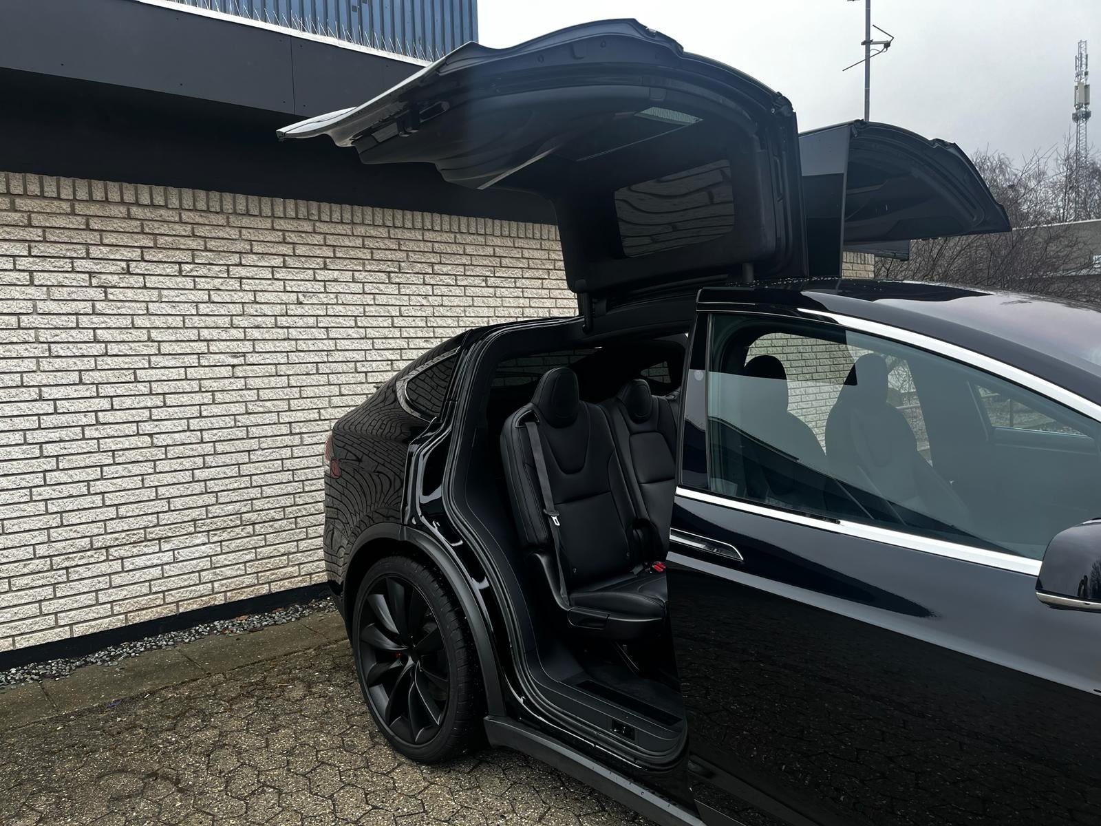 Sort Tesla Model X fra 2020