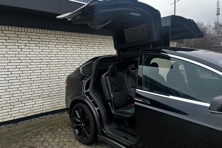 Sort Tesla Model X fra 2020
