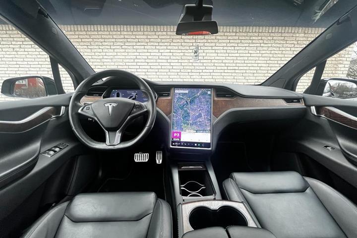 Sort Tesla Model X fra 2020