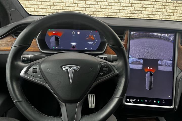 Sort Tesla Model X fra 2020