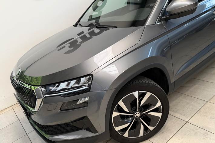 Grå Skoda Karoq fra 2023