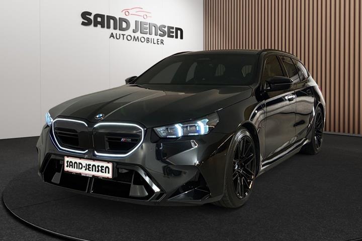 Sort BMW M5 fra 2025 set udefra