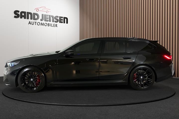 Sort BMW M5 fra 2025