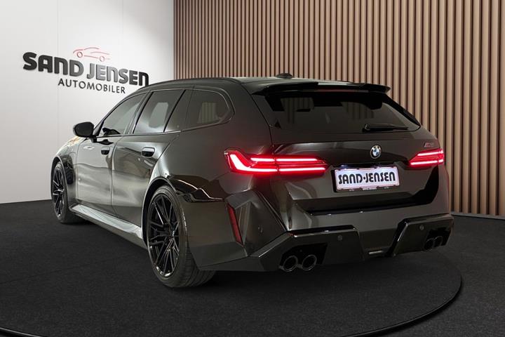 Sort BMW M5 fra 2025