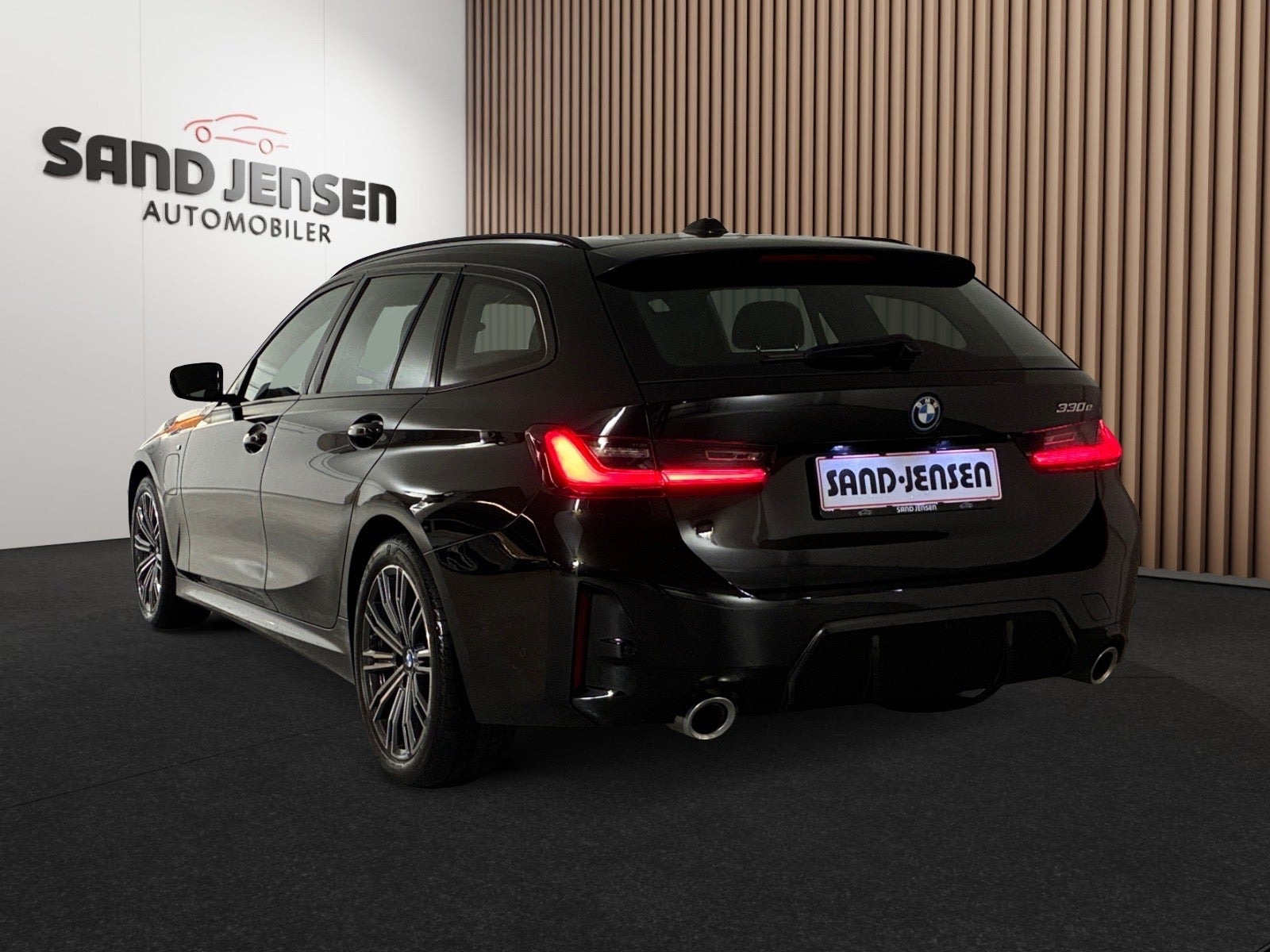 Sort BMW 330e fra 2024