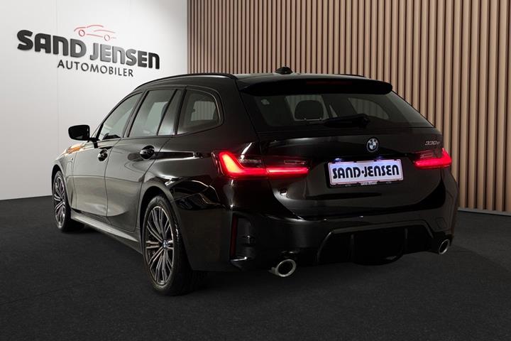 Sort BMW 330e fra 2024