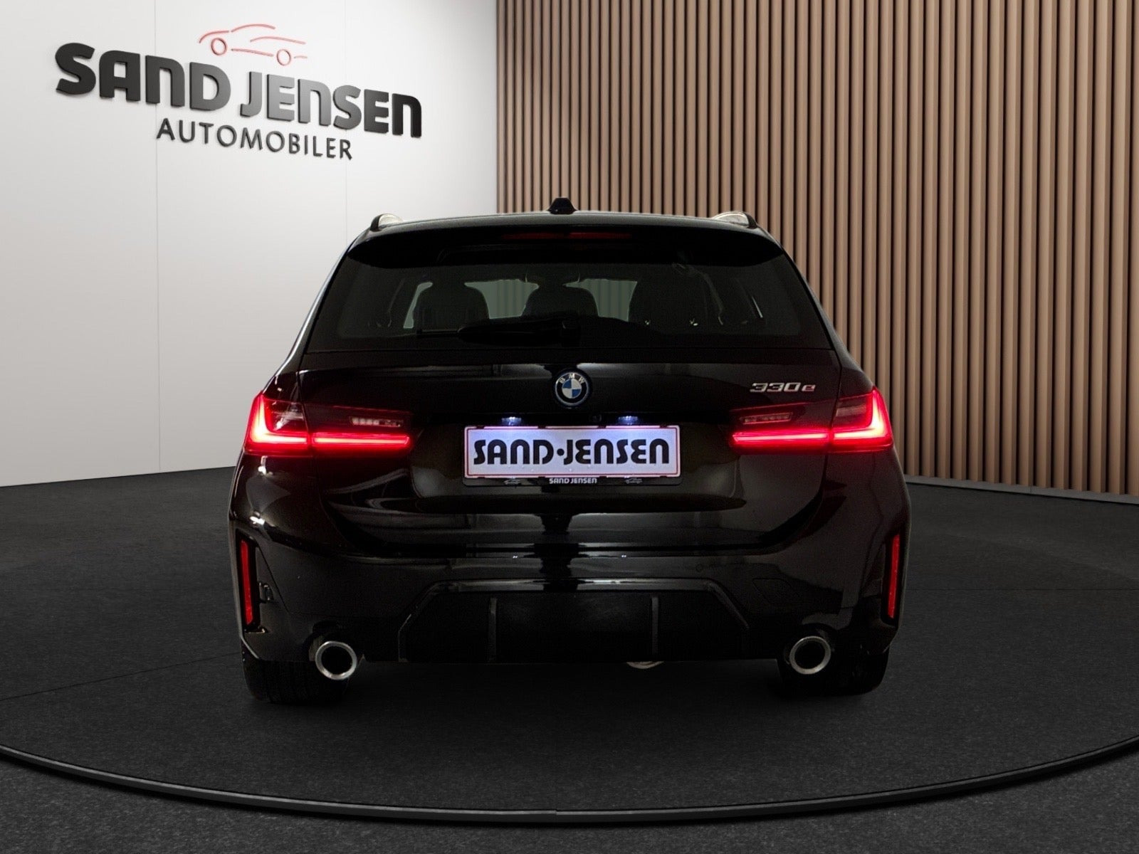 Sort BMW 330e fra 2024