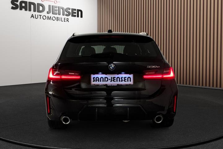 Sort BMW 330e fra 2024