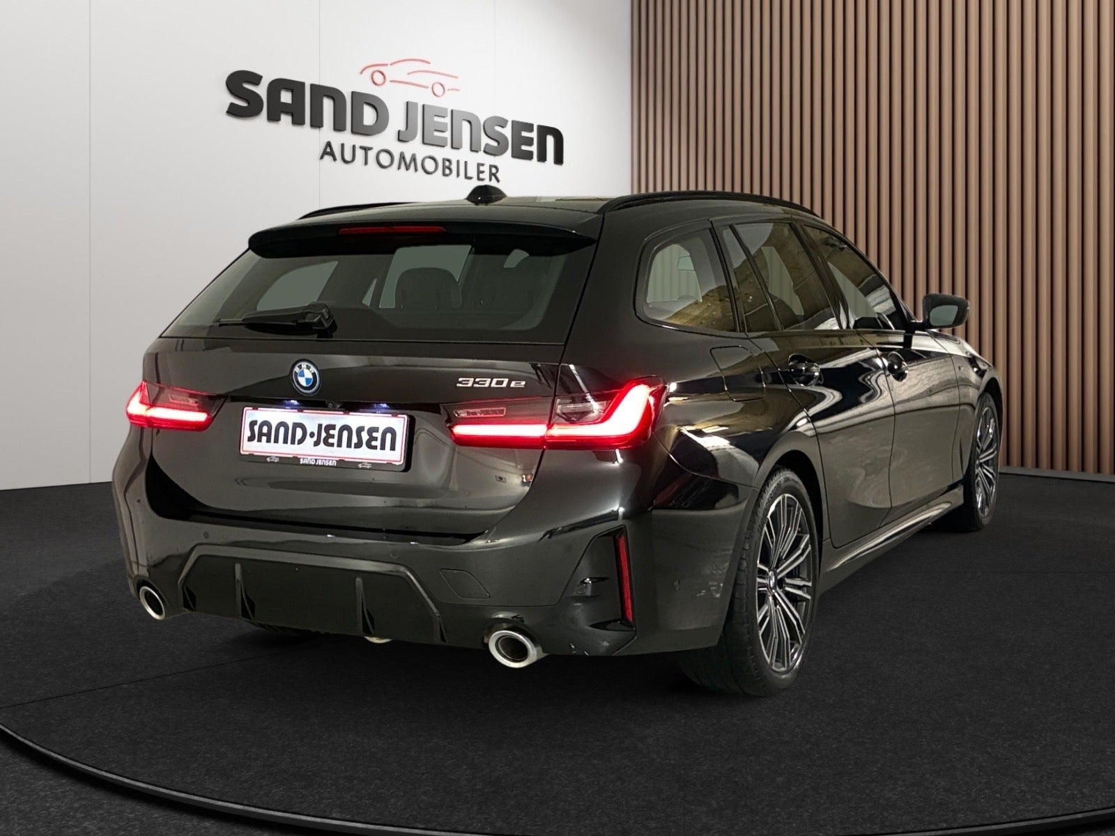 Sort BMW 330e fra 2024