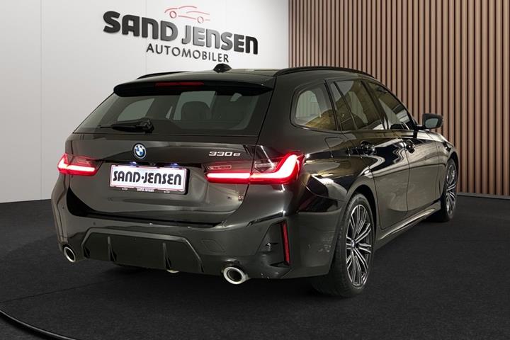 Sort BMW 330e fra 2024