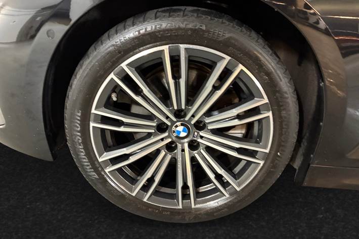 Sort BMW 330e fra 2024