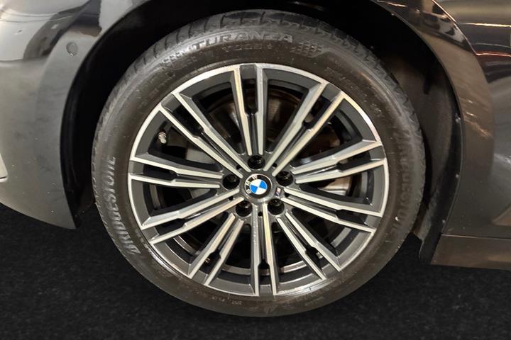 Sort BMW 330e fra 2024