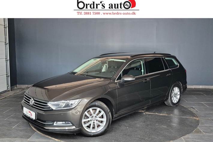 Brun VW Passat fra 2017 set udefra