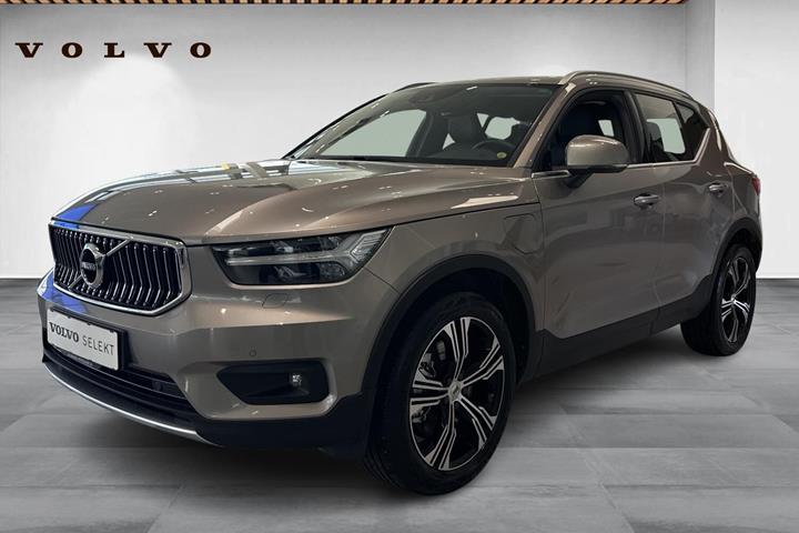 Orange Volvo XC40 fra 2021 set udefra