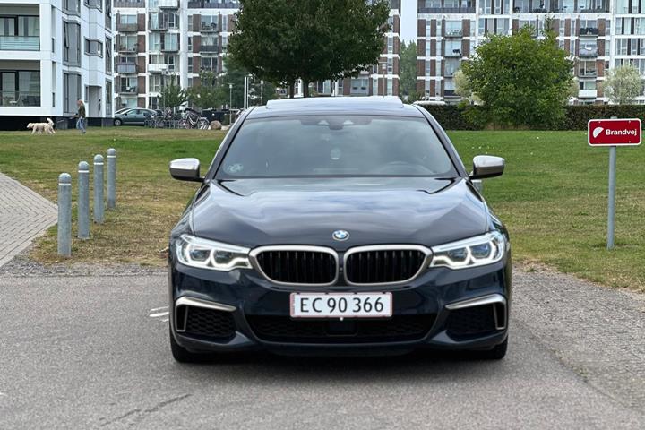 Sort BMW M550i fra 2019 set udefra