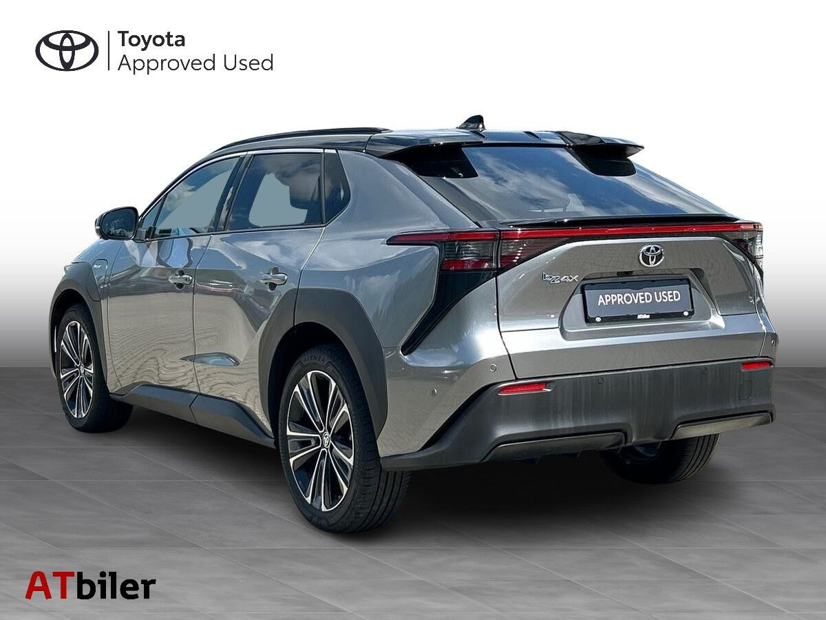 Grå Toyota BZ4X fra 2024