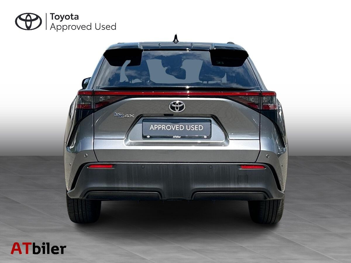 Grå Toyota BZ4X fra 2024