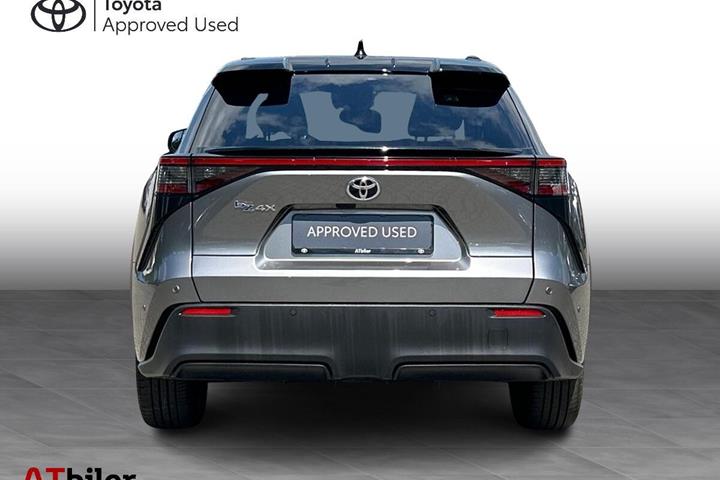 Grå Toyota BZ4X fra 2024