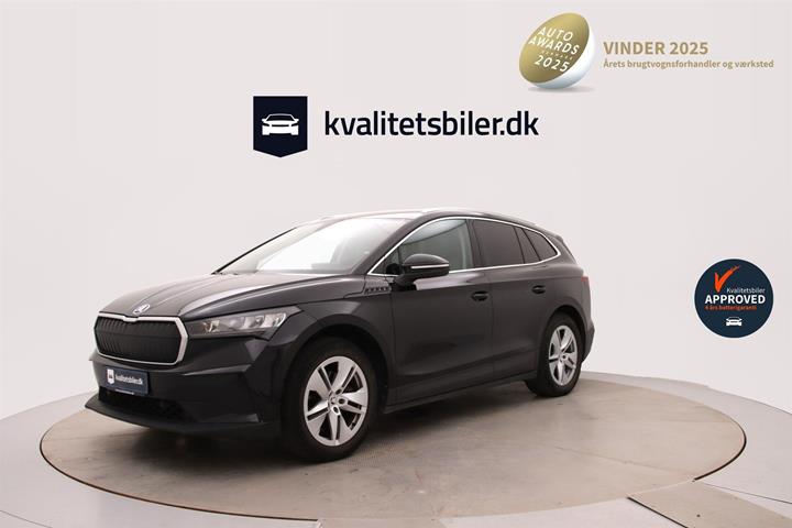 Sort Skoda Enyaq fra 2023 set udefra