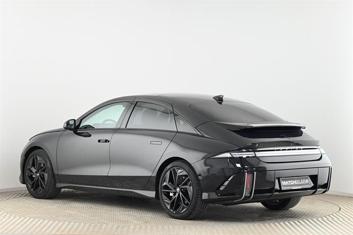 Blå Hyundai Ioniq 6 fra 2023
