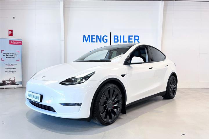 Hvid Tesla Model Y fra 2022 set udefra