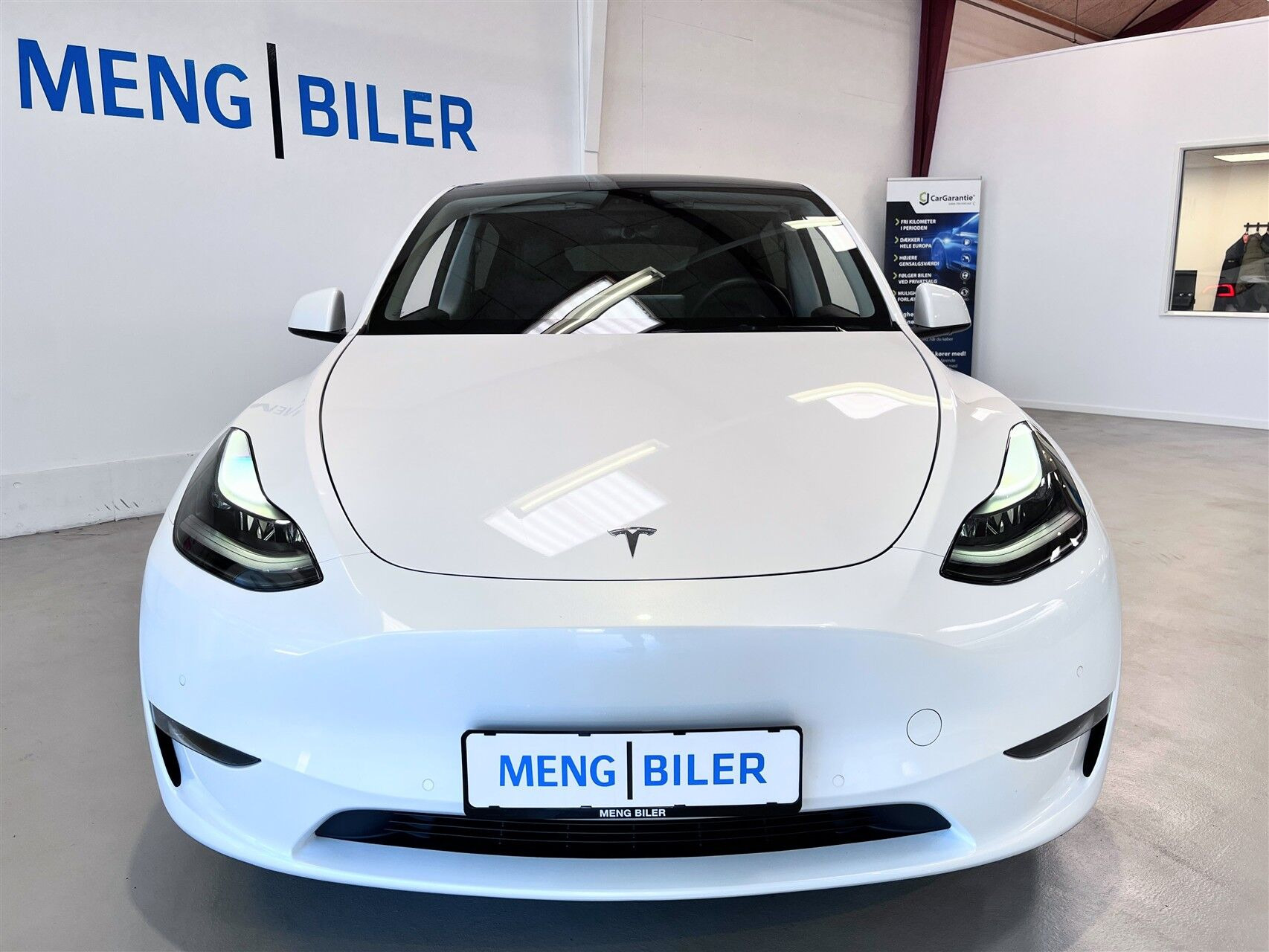 Hvid Tesla Model Y fra 2022