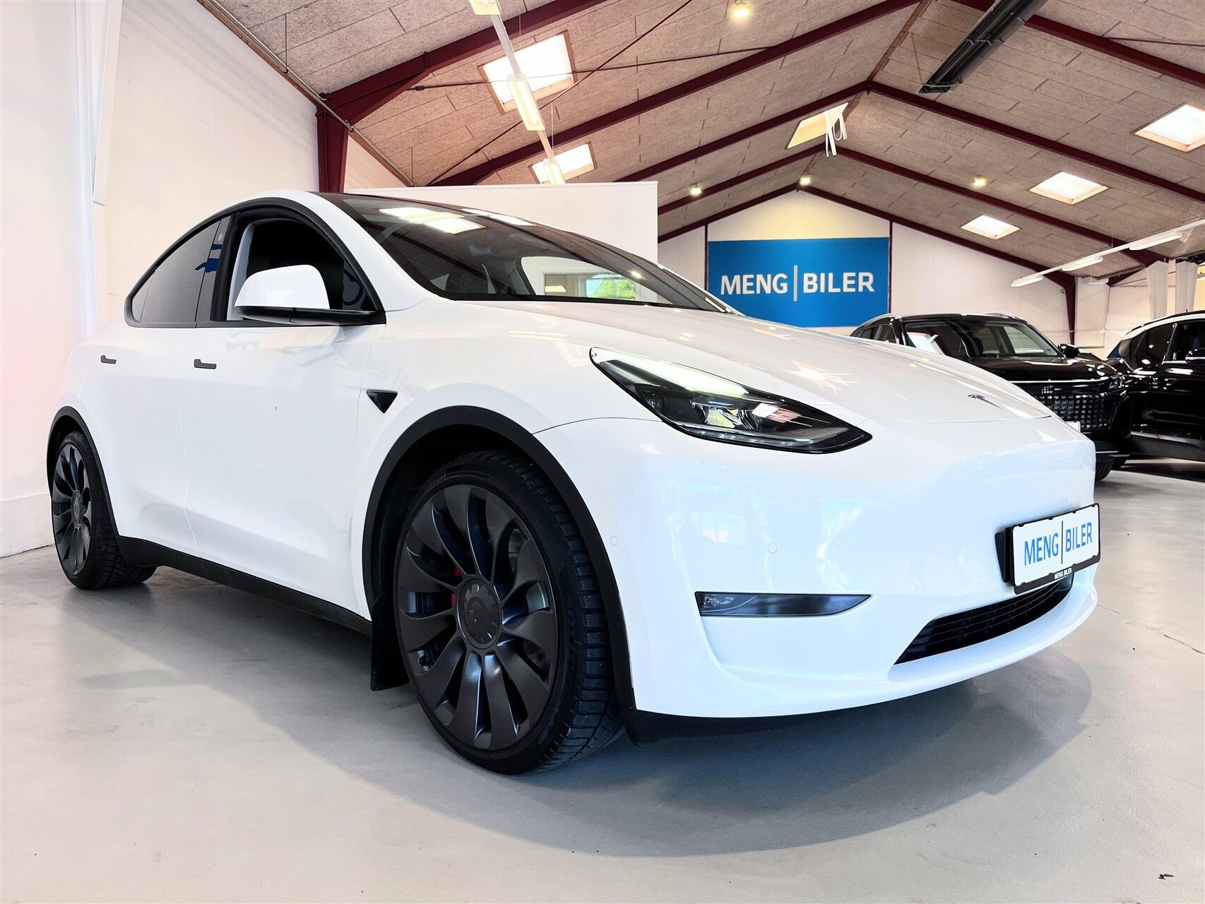 Hvid Tesla Model Y fra 2022