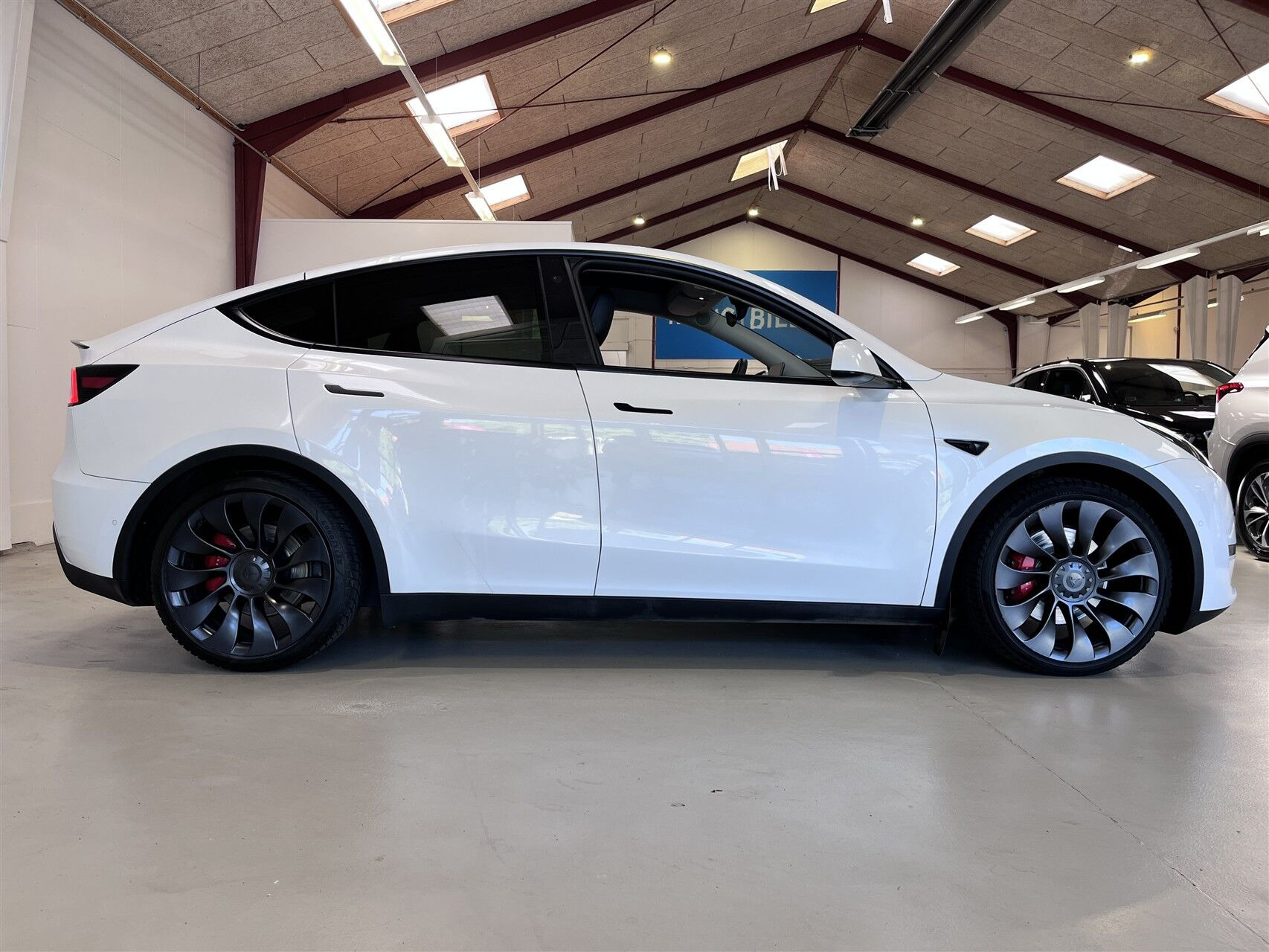 Hvid Tesla Model Y fra 2022