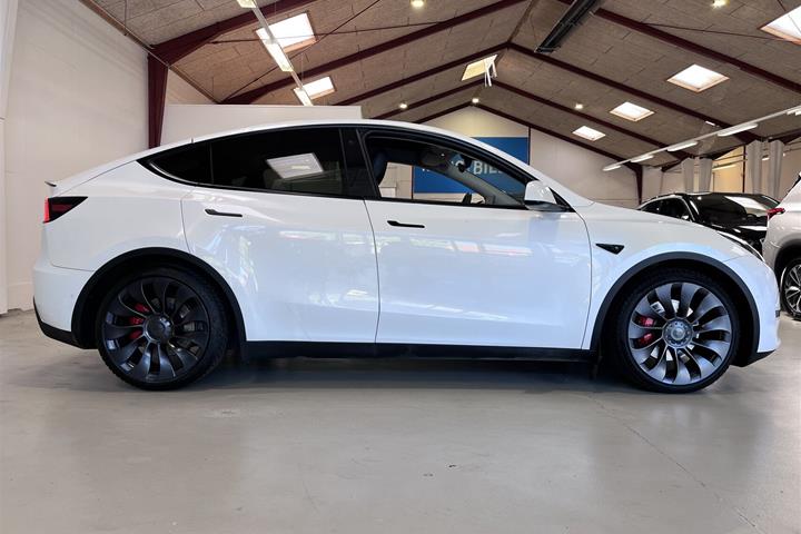 Hvid Tesla Model Y fra 2022