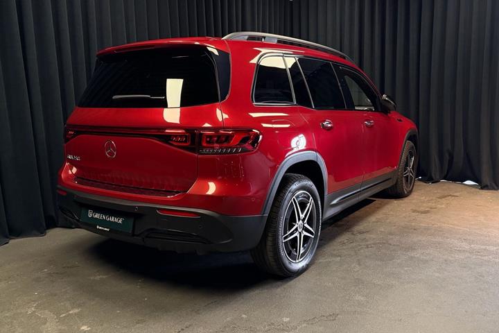 Rød Mercedes EQB 250 fra 2023 set udefra