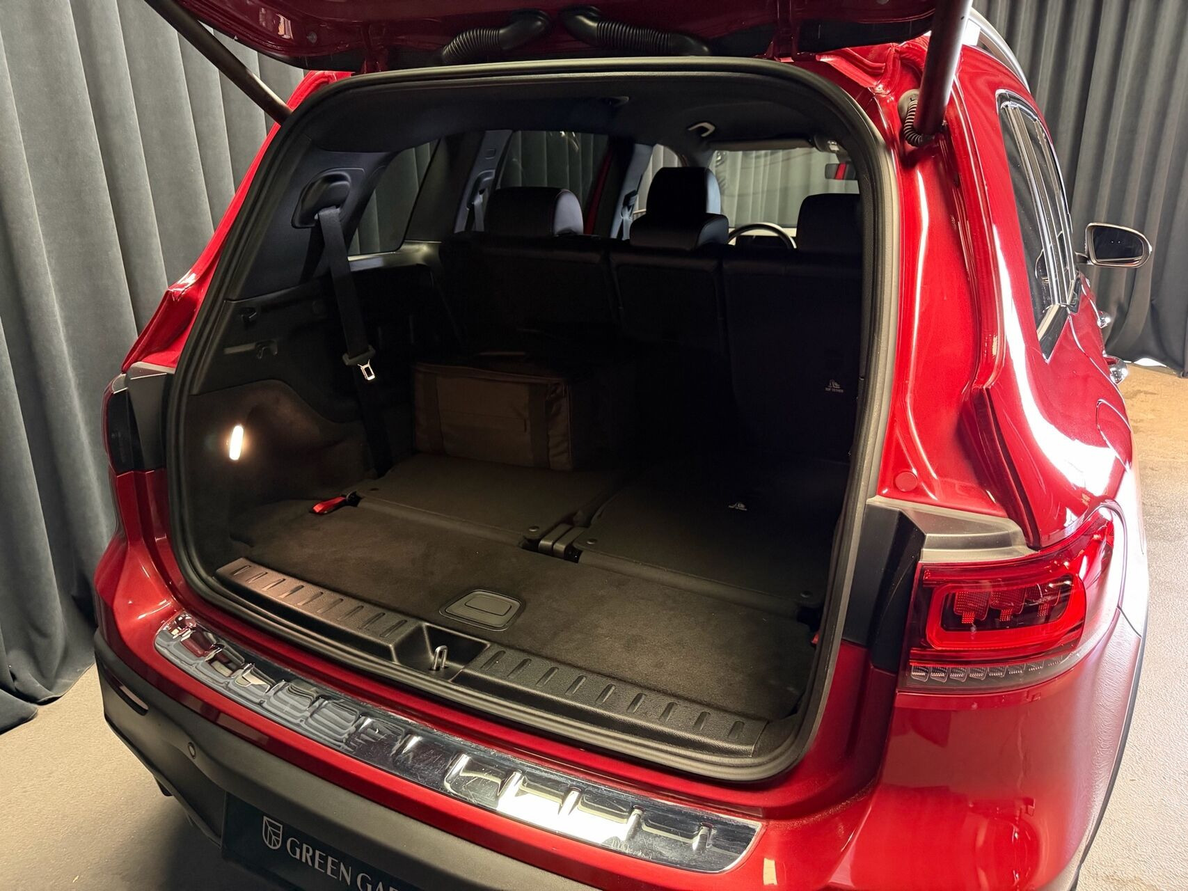 Rød Mercedes EQB 250 fra 2023 set indefra