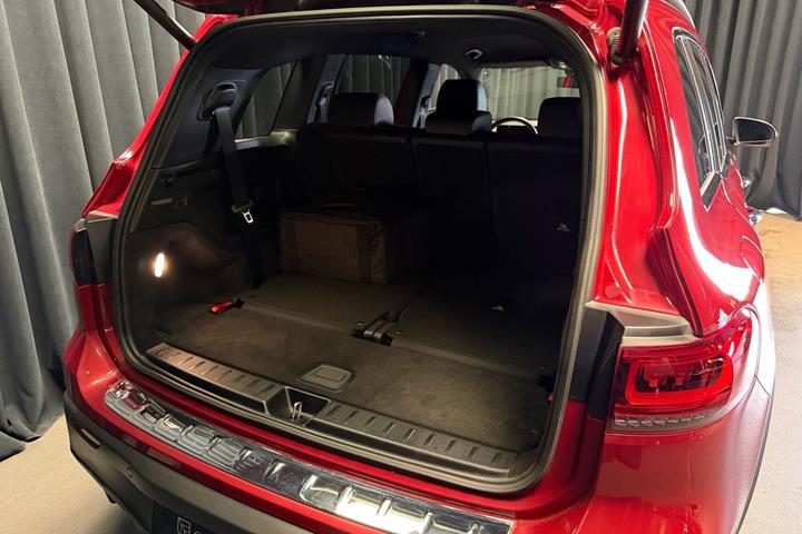 Rød Mercedes EQB 250 fra 2023 set indefra